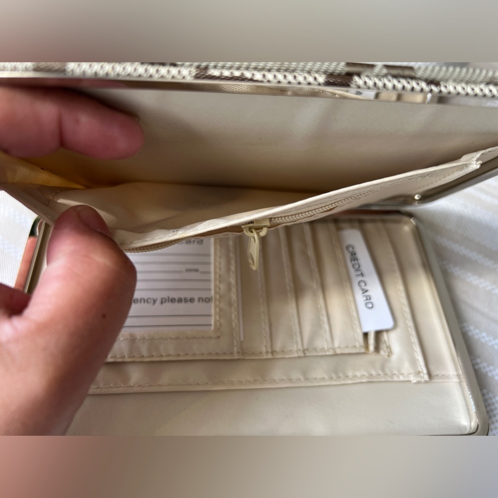 🌸4/$25 Gold/Tan “G” snap wallet/clutch - Picture 9 of 10